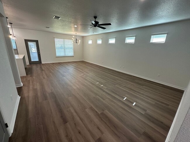 Foto del edificio - AVAILABLE NOW!