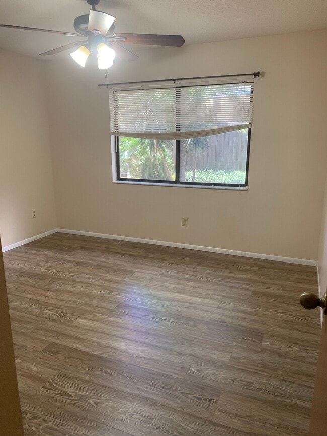 Building Photo - 1671 Grange Cir