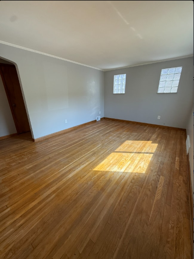 Building Photo - Adorable 3 Bedroom, 2 Bathroom Home with Garage & Off-Street Parking