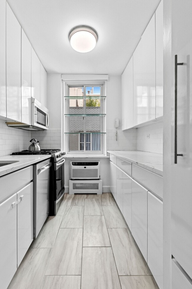 Building Photo - 220 E 65th St