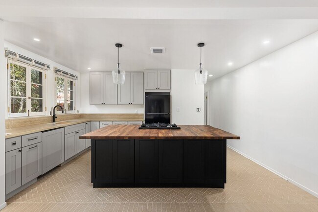 Foto del edificio - 720 N Harper Ave