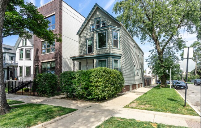 Foto del edificio - 2701 N Hamlin Ave