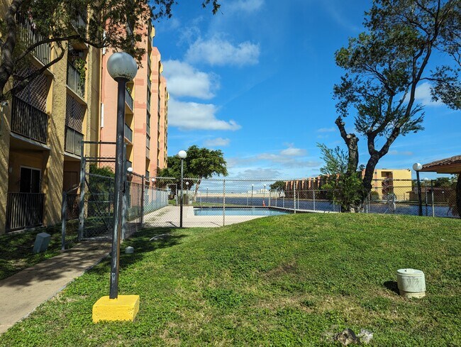 Foto del edificio - 4803 NW 7th St