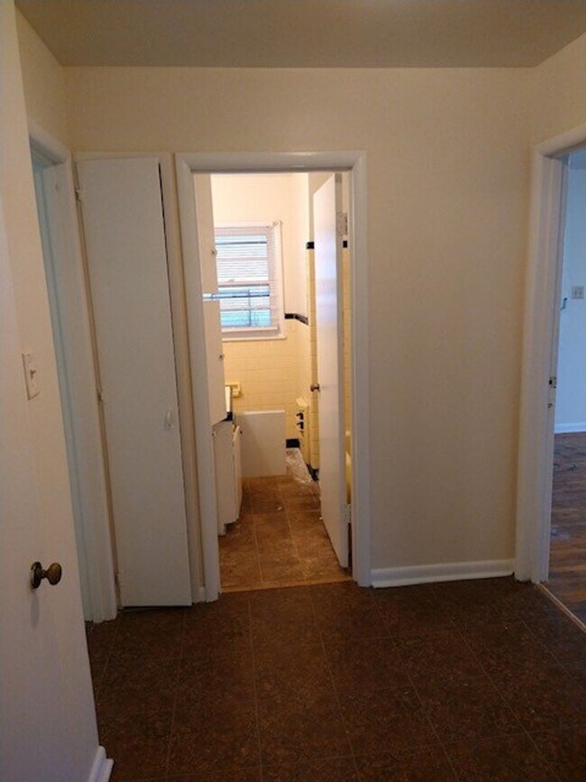 Building Photo - 2 bedroom