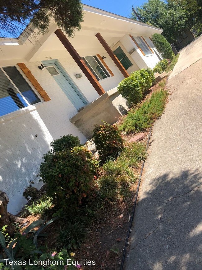 Foto del edificio - 2633-2635 Forest Park Blvd