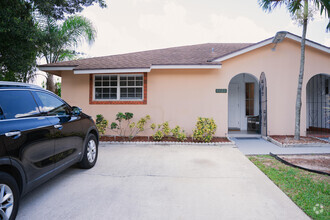 Building Photo - 1425 Riverside Cir