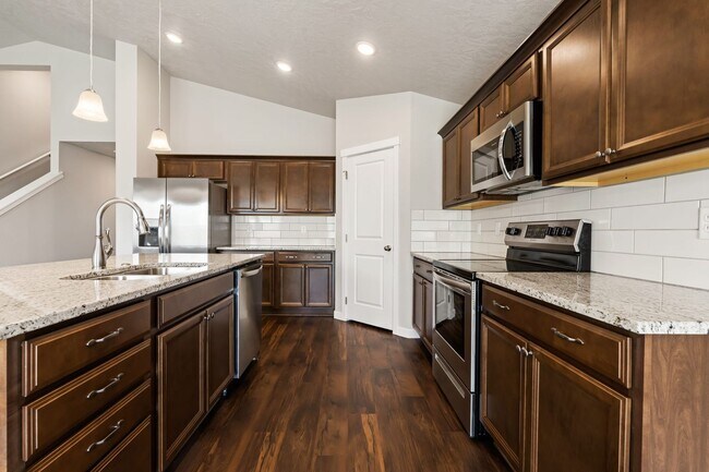 Foto del edificio - 4 Bedroom, 2 Bath + Bonus Room Home on a L...