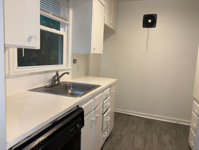 Building Photo - Beautiful 2 Bedroom 1 Bath + Large Garage/...