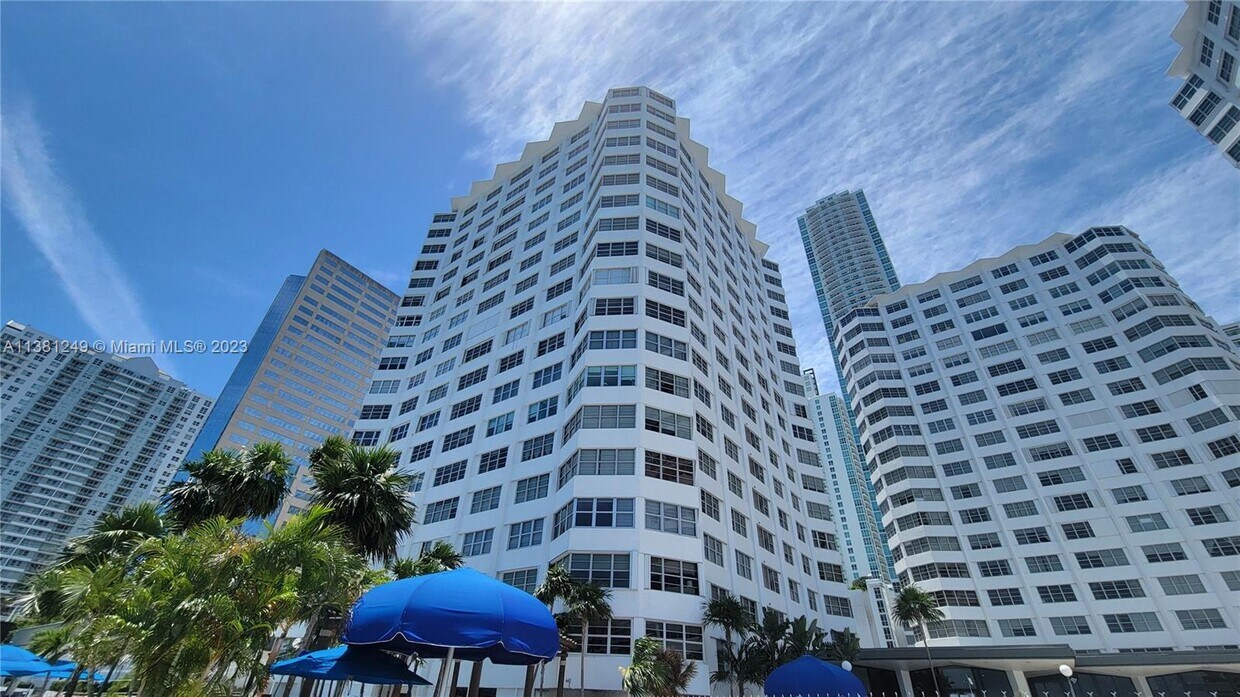 Foto principal - 905 Brickell Bay Dr