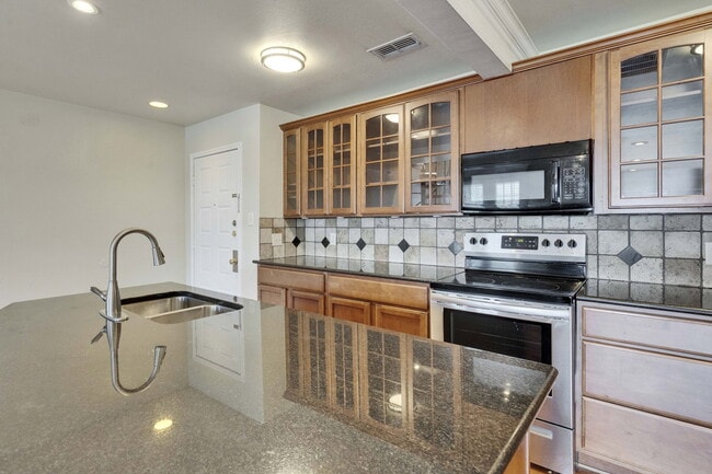 Building Photo - 8888 Tallwood Dr