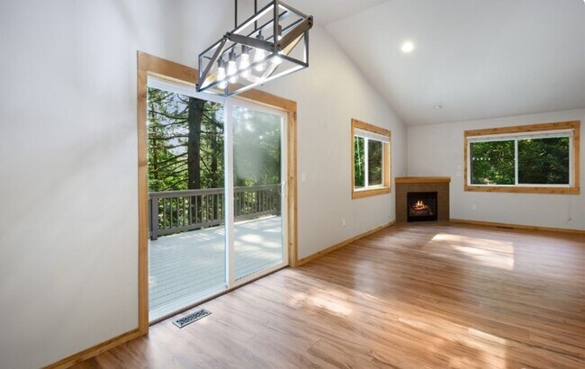 Foto del edificio - 4 bedroom 2 story home in Sudden Valley