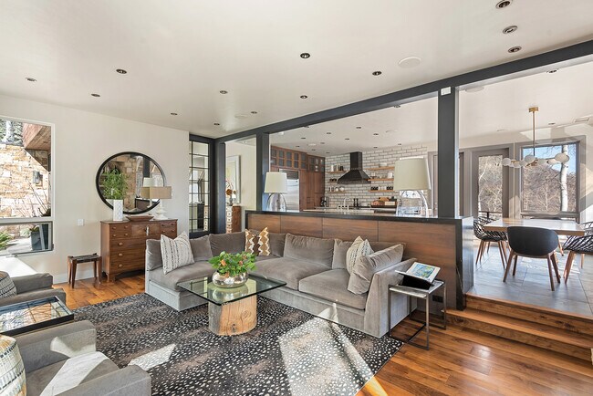 Foto del edificio - 399 Maple Ridge Ln