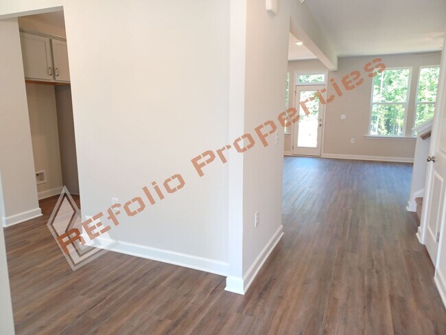 Building Photo - Quiet Living 4 Bedroom 2 Car Garage Home w...