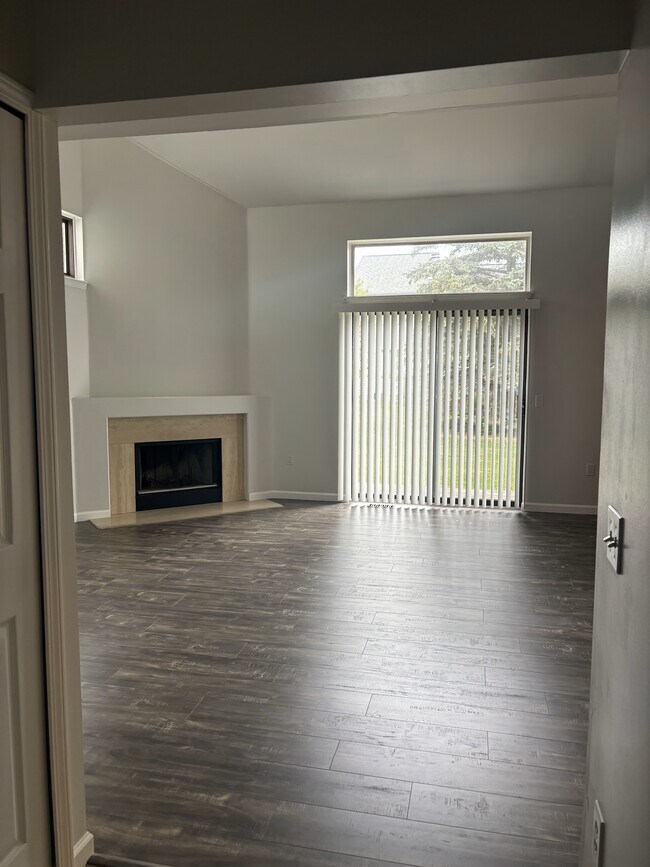 Building Photo - 5435 Country Club Ln