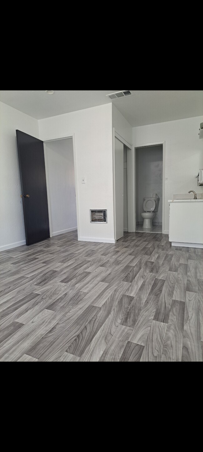 Room - 517 E Lodi Ave
