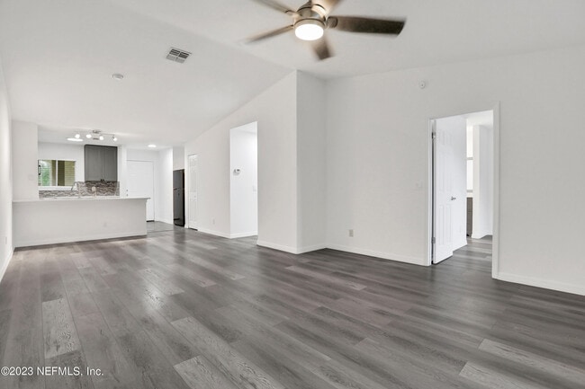 Building Photo - 7 Arbor Club Dr