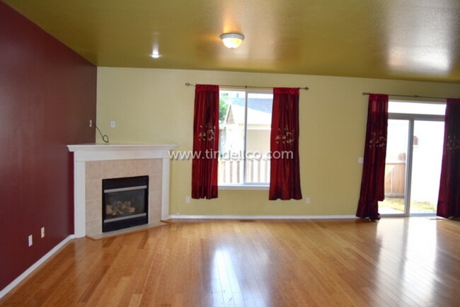 Building Photo - Spacious 4 Bedroom, 2.5 bathroom home Loca...