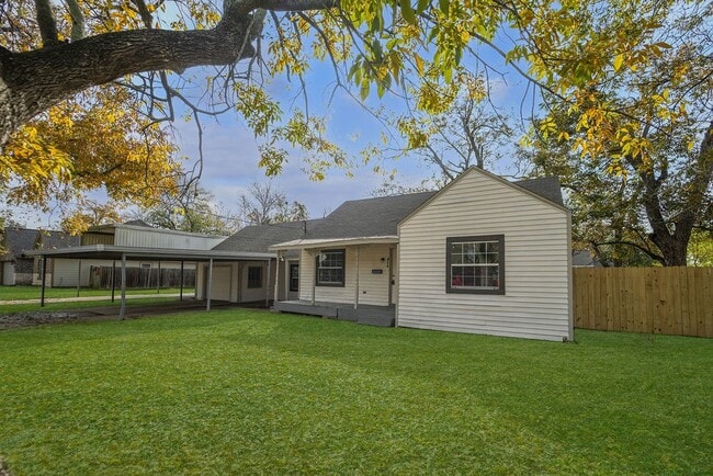 Foto del edificio - 214 E 1st St