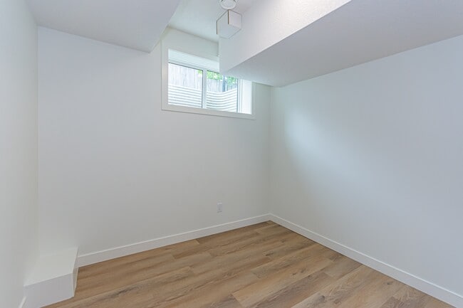 Building Photo - 14914-14109 109 Ave