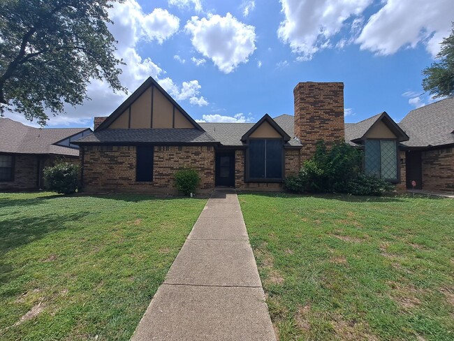 Amazing 3/2/2 Duplex in Carrollton-Farmers... - Amazing 3/2/2 Duplex in Carrollton-Farmers... House