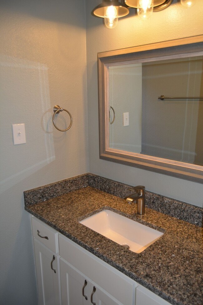 Building Photo - Great Updated Home Close to I20