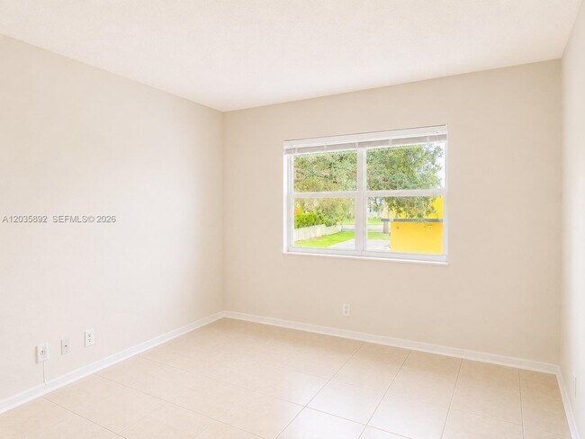 Foto del edificio - 280 S Cypress Rd