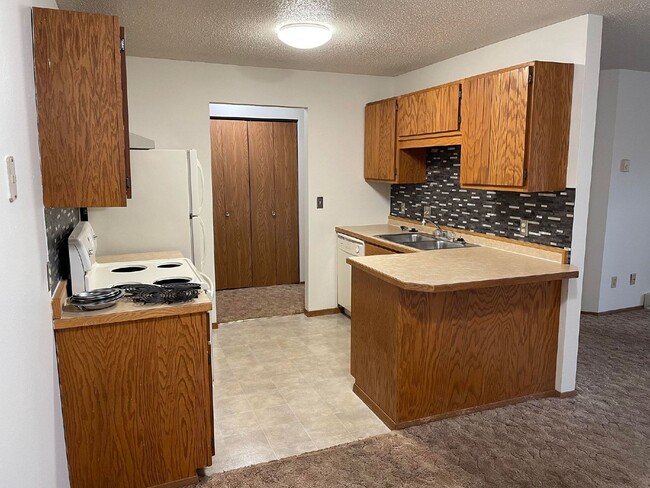 Building Photo - Spacious 2 bedroom 2 bathroom apartment home!