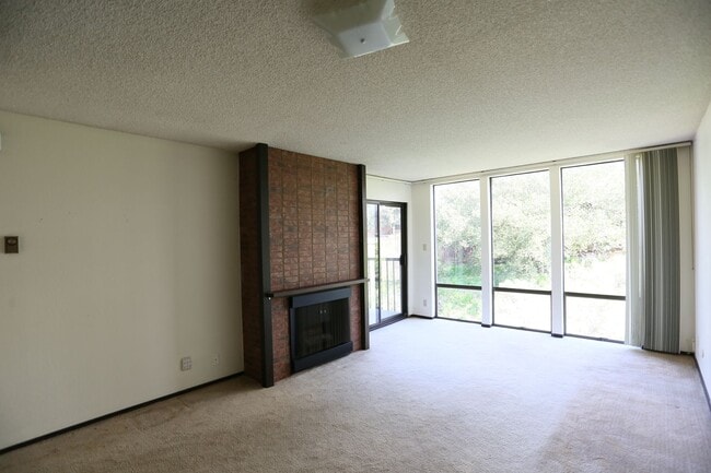 Foto del edificio - 102 Locksley Ave