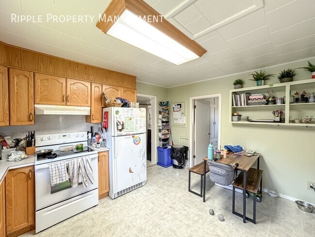 Photo du bâtiment - Modern 3 Beds, 2 Baths Single- Family | Av...