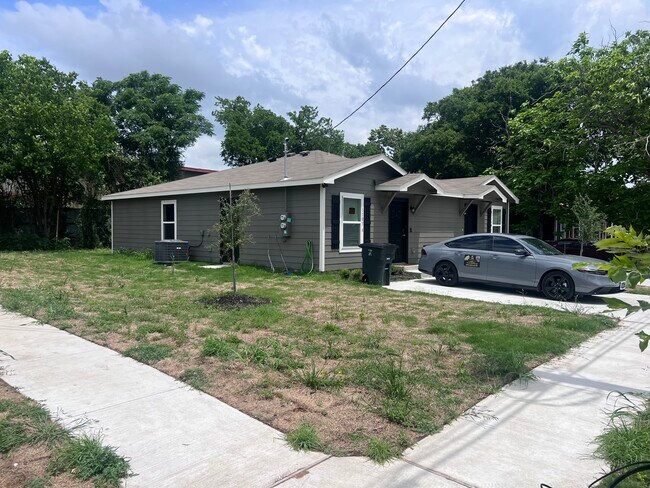 Frente - 1103 Attas Ave