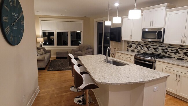 main island with Famiuly room - 83 E Church St