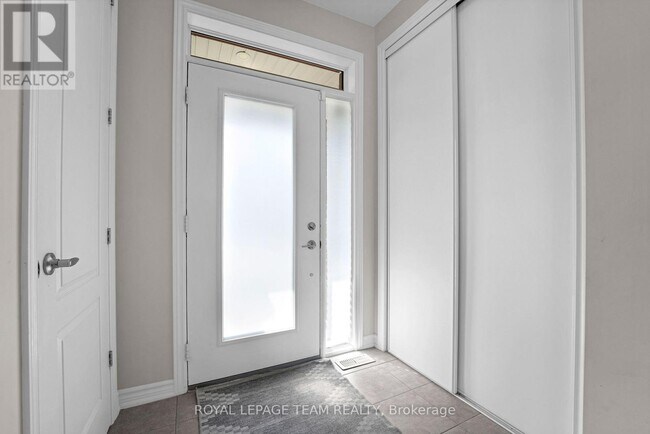 Building Photo - 521 Loury Row