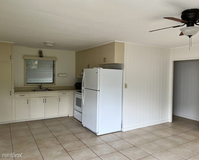 Building Photo - 2308A Kalihi St