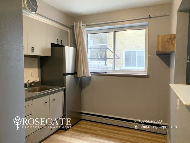 Photo du bâtiment - 1-Bedroom Apartment in Hamilton | Heat, Water & Internet Included + Parking
