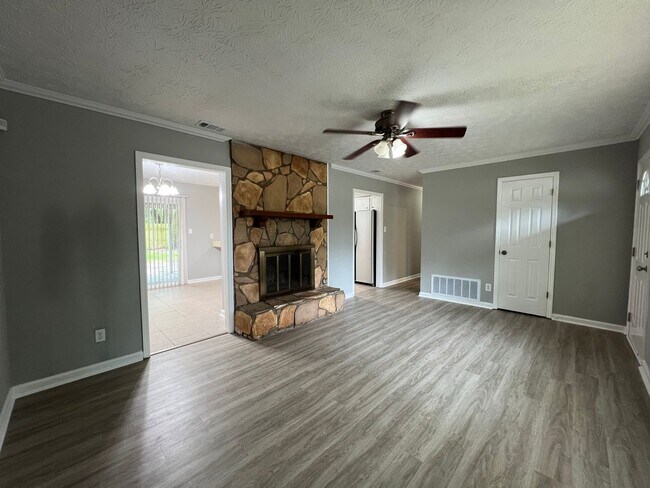 Building Photo - 3 bedroom 2 bath home in Village Green