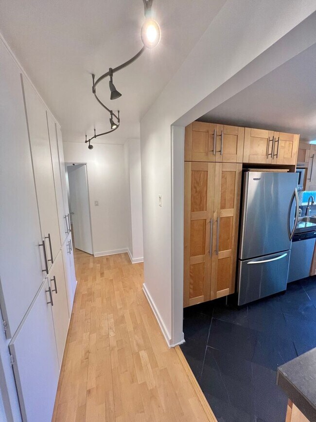 Foto del edificio - Modern 2 bedroom Gem Near Bixby Park | Private Balcony & Secured Parking