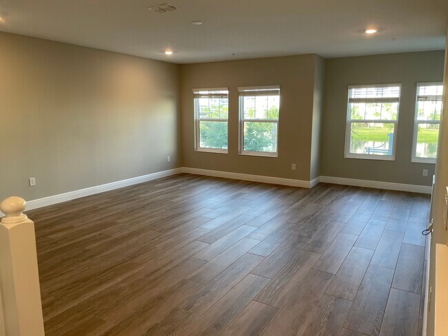 Living room - 5351 BRIDGE St