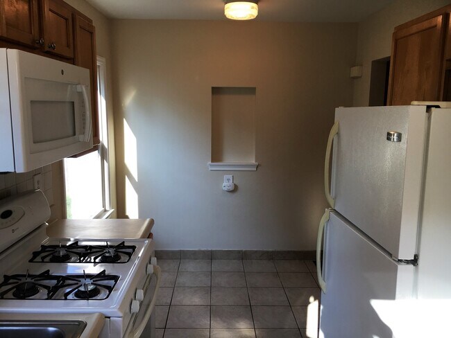 Building Photo - **2-BEDROOM HOME IN BEECHWOLD!!**