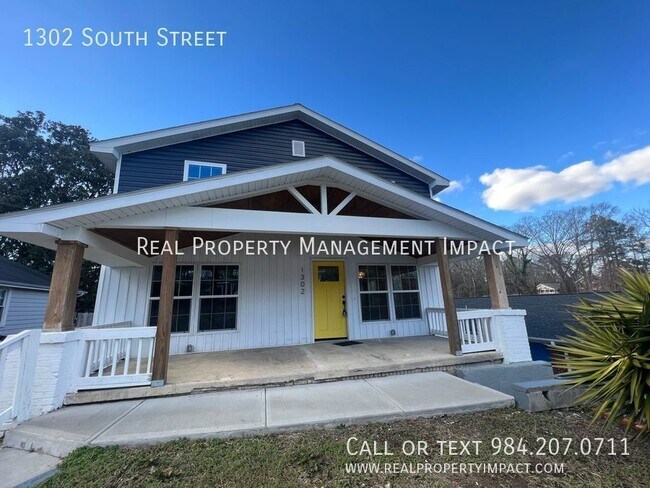 Building Photo - Fully Renovated 4 Bedroom 3 Bath Vintage H...