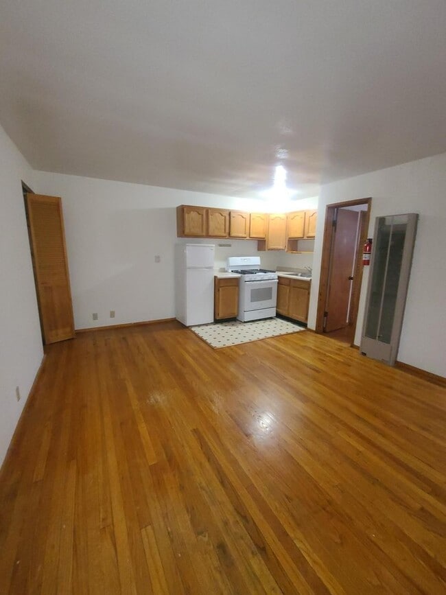 Interior Photo - 913 W Church St