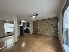 Building Photo - 722 W Barry Ave