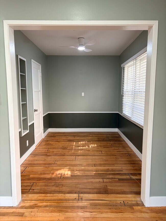 Comedor - 1705 Barry Ave