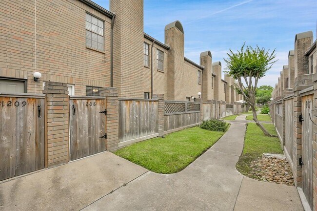 Building Photo - 9850 Pagewood Ln
