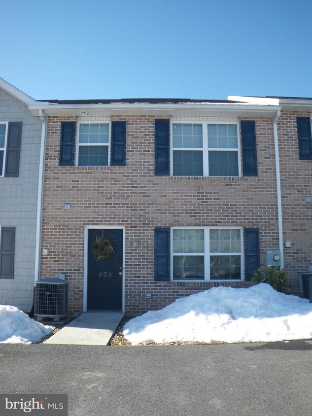 Primary Photo - 404 Lantern Ln