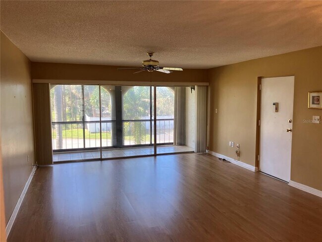 Foto del edificio - 7701 Starkey Rd