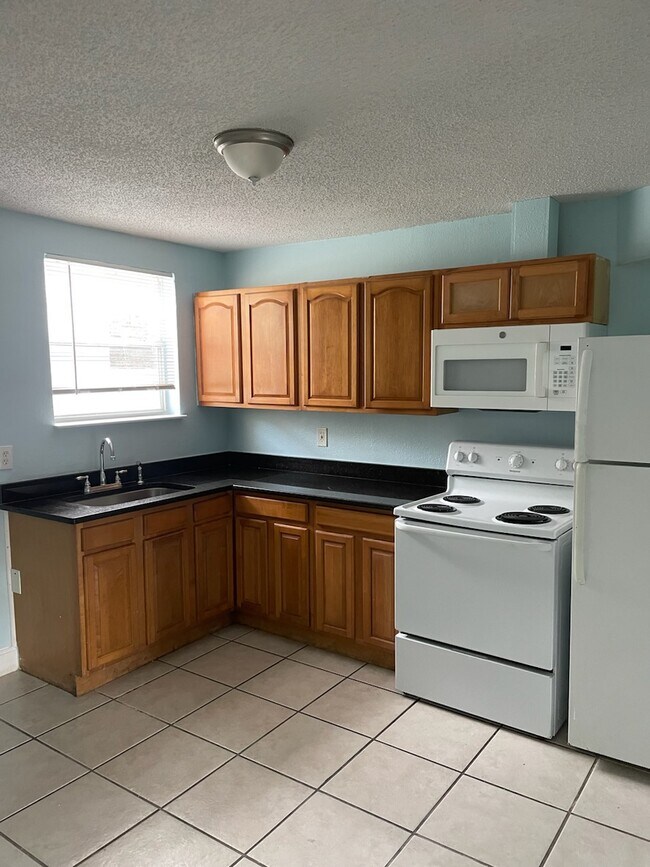 Kitchen - 2736 Hamilton Cir