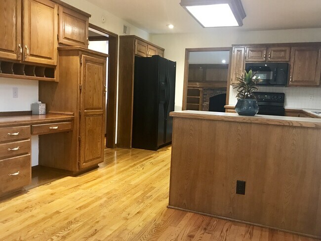 Foto del edificio - {15031} Charming Two Story Home + Huge, Fenced Yard + Cul de Sac