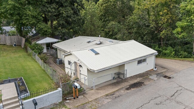 Building Photo - 136 Locust St