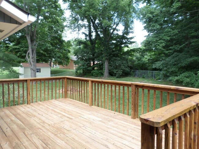 Building Photo - 4 Bedroom 3 Bath House with 1 Car Garage