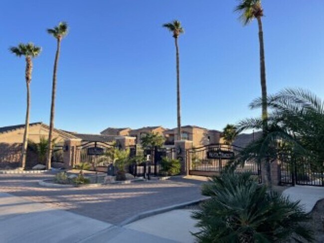 Foto del edificio - Home in Gated Community, call for a showin...